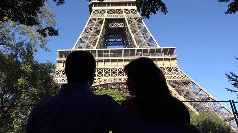 Couple of lovers silhouette looking at Eiffel tower Stock Footage 69181276