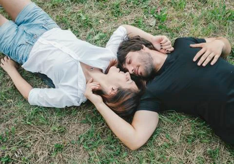 Couple lying in the grass Stock-Fotos