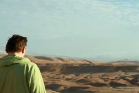 Couple in the mountains looking at landscape Stockbeeldmateriaal 10834675