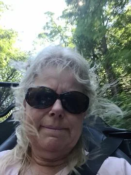 Couple in an ondtimer driving Foto stock