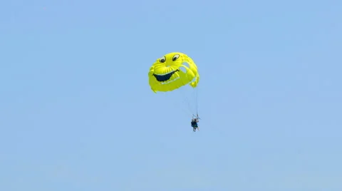 Couple on parasailing Stockbeeldmateriaal 58901465