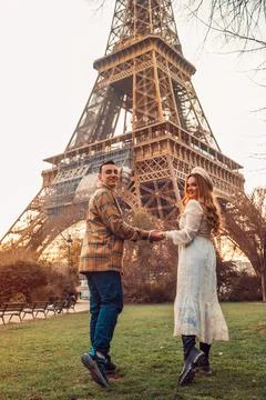 A couple in Paris with the Eiffel Tower in the background. Romantic trip, hon Fotos Stock