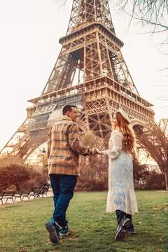 A couple in Paris with the Eiffel Tower in the background. Romantic trip, hon Fotos Stock