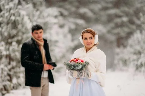 Couple in a pine forest 库存照片