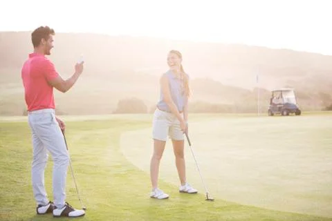 Couple playing golf Fotos de archivo