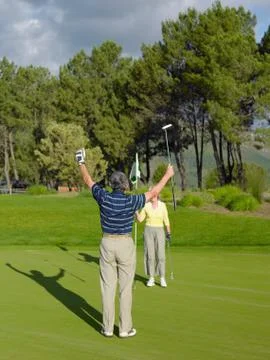 Couple playing golf Fotos de archivo