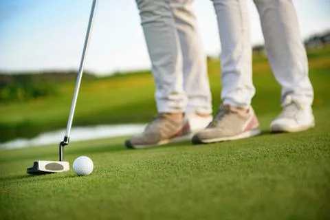 Couple playing golf Fotos de archivo