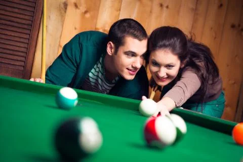 Couple Playing Pool Stockfoto's