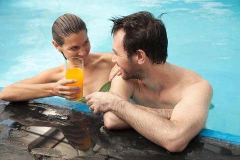 Couple in the pool having fun Stock-Fotos