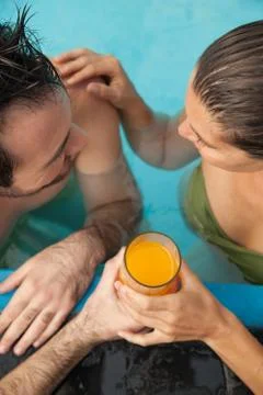 Couple in the pool having fun Stock-Fotos