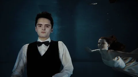 Couple posing under the water Stock-Footage 88870500