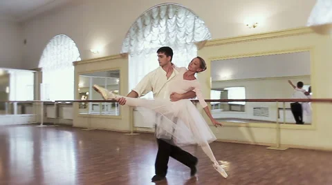 Couple practicing classical ballet dance in gym, slow-motion Video stock 40285070