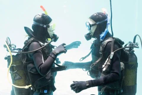 Couple practicing scuba diving together 스톡 사진