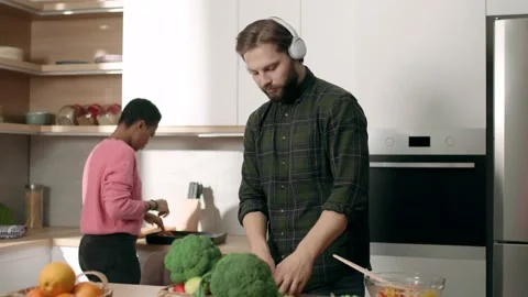 Couple preparing for dinner party in kitchen. Vídeo Stock 190483291