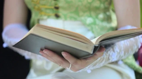 Couple reading a book outdoors Vidéo 76184917