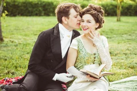 Couple reading a book 库存照片