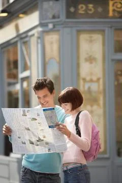 Couple Reading Map Outdoors Foto stock