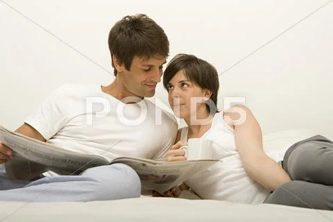 Couple reading newspaper Stock Photos