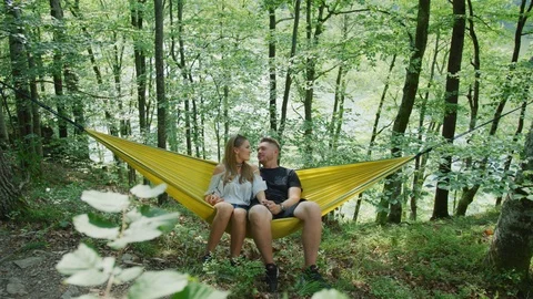 Couple relaxing in a hammock Video stock 99967562