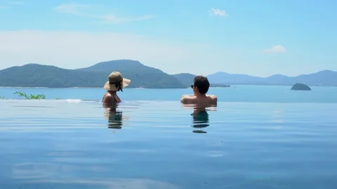 Couple relaxing in infinity pool 库存影片 91557797