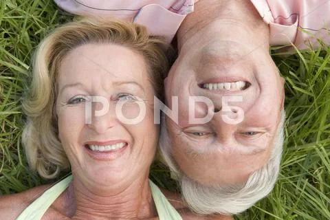 Couple relaxing outdoors and smiling Stock-Fotos