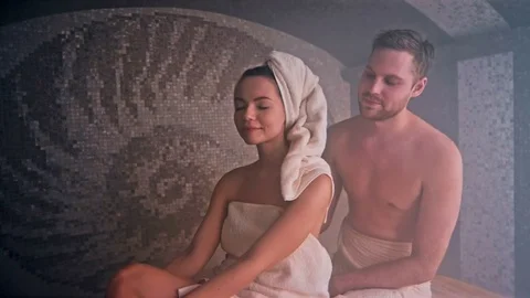 Couple Relaxing In Sauna 스톡 동영상 78629651