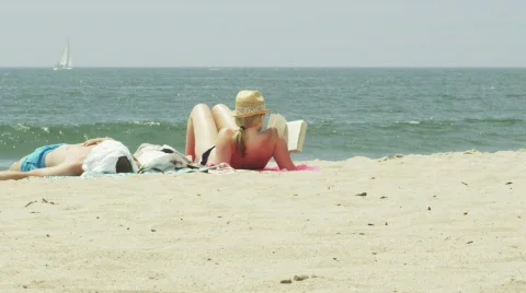 Couple resting on the beach - slow motion 스톡 동영상 797522