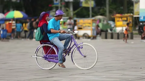 Couple riding a bicycle 库存影片 42416347