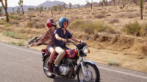 Couple riding motorcycle Vidéo 36100788