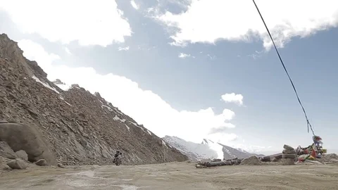 Couple riding in the mountain 库存影片 70970270