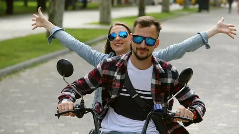 Couple riding a scooter Vidéo 124172248