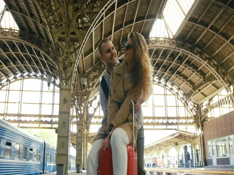 Couple Riding On Suitcases Vidéo 78773221