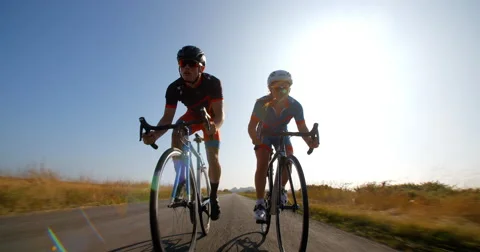 Couple on Road cycle ride. Vídeo Stock 67643873