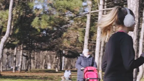 Couple of runners in park Stock-Footage 85239014