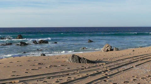 Couple Running on Beach with Waves in the Background Video stock 45702202