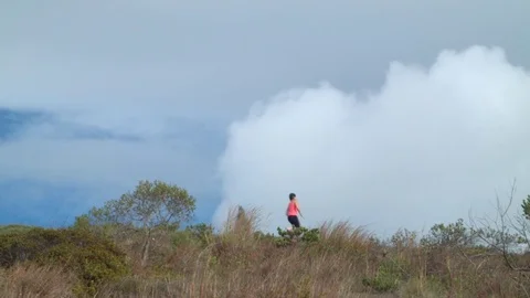 Couple running uphill Stock-Footage 75167522