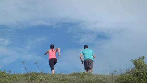 Couple running uphill 動画素材 75167530