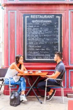 A couple sat drinking coffee Foto stock