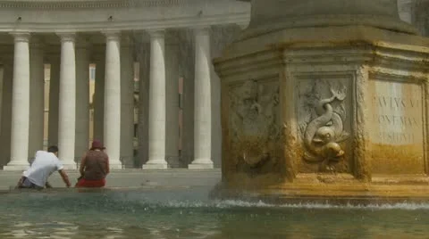 Couple sat next to St Peters fountain Stock Footage
