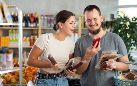 Couple scans the QR code of meat products on their phone Stock-Fotos