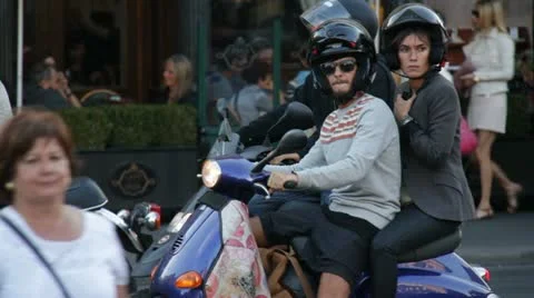 Couple on scooter in Paris Video stock 12562703