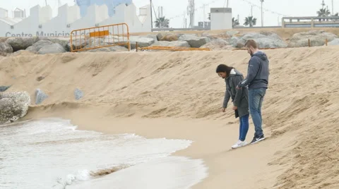 Couple on Seashore Vídeos de archivo 60701710