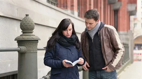 Couple on sightseeing trip in city Stock Footage 33528465
