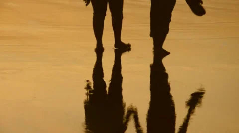 Couple silhouette on beach Stock-Footage 54488935