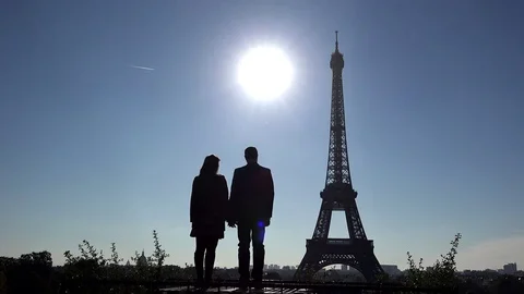 Couple silhouettes in front of Eiffel Tower Paris Stock-Footage 70004056
