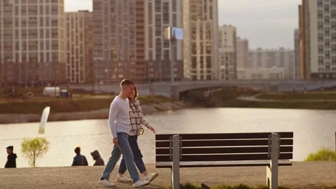 The couple sits down on a bench Video stock 195094392