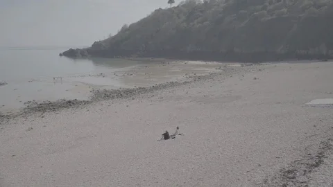 Couple Sitting on Beach at Low Tide - SLOG 120fps Vidéo 129761861