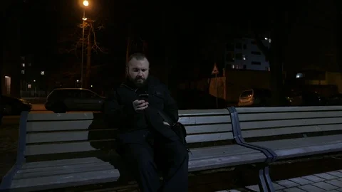 Couple sitting on the bench at night 動画素材 73683082