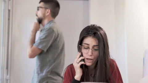 Couple sitting at home looking to solve their finance problems Vidéo 130902959