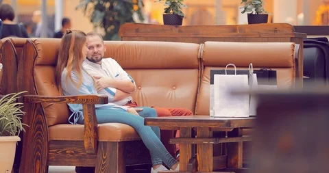 Couple sitting in the mall Vídeo Stock 95961905